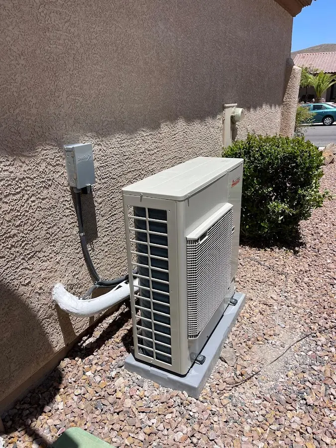 Residential air conditioning condenser unit in Naranja